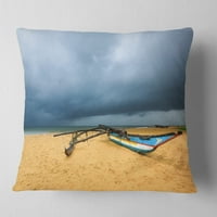 Dizajnerska plaža s tamnim oblacima iznad oceana-jastuk na morskoj obali-18.18