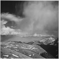 Planinski vrhovi niski horizon nisko viseći oblaci u Nacionalnom parku Rocky Mountain Colorado. - Ispis plakata
